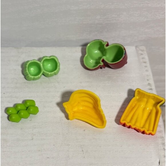 Miniature Playmobil Plastic Ptoduce Toys Lettuce Carrots Apples Bananas Peppers - Picture 3 of 3
